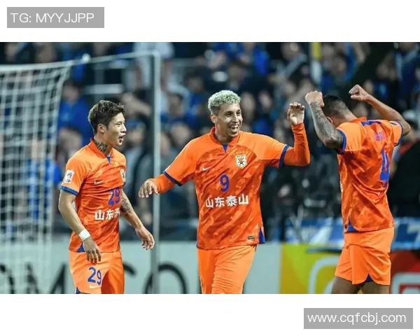 足球巨星手臂突遭重伤或将缺席关键赛事引发球迷热议