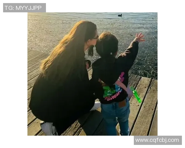 足球巨星与家人温馨合影展现家庭幸福生活的幕后故事 足球巨星与家人温馨合影展现家庭幸福生活的幕后故事